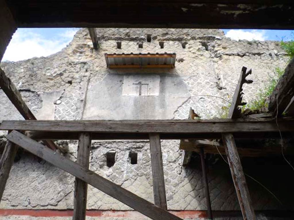 V.15 Herculaneum, House of Bicentenary, April 2013.
Looking upwards towards west wall of upper floor room with “outline of cross”.
Photo courtesy of Bruce Longenecker.